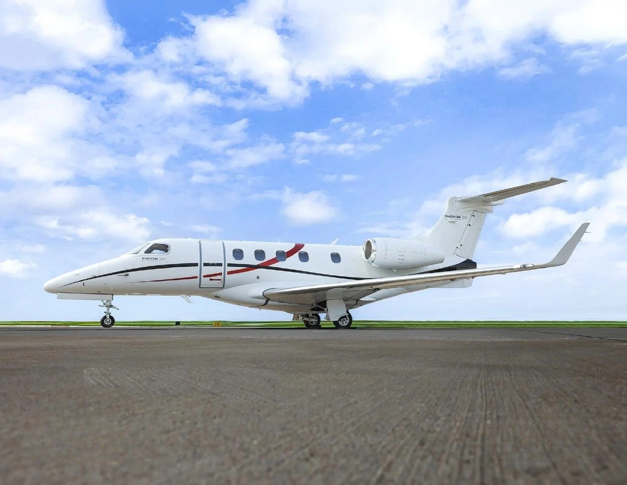 EMBRAER PHENOM 300 2015